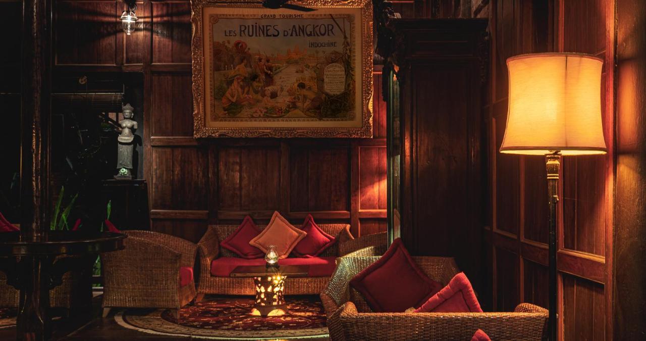 Angkor Village Hotel - Small Luxury Hotels Of The World Сиемрип Экстерьер фото The interior of the bar